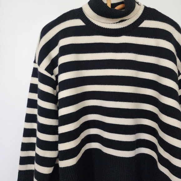 Black and white striped heavy sweater - Picture 2 of 12